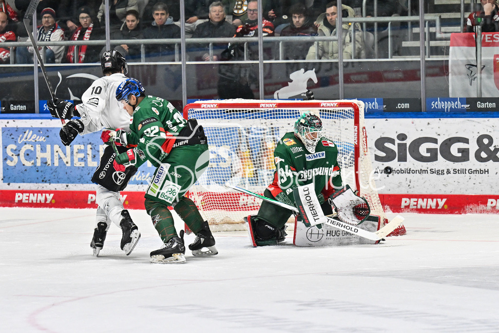 Augsburger Panther - Kölner Haie | AUGSBURG, GERMANY - 11. JANUARY: Michael GARTEIG (Augsburger Panther 34) hält einen Schuss, Tanner KERO (Kölner Haie 10) Madison BOWEY (Augsburger Panther 22) während dem Match zwischen den Augsburger Panthern und den Kölner Haien am 39. Spieltag der penny DEL im Curt Frenzel Stadion