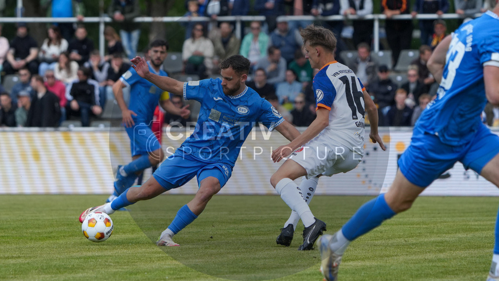 Fußball, Herren, Saison 2024/2025, Finaltag der Amateure 2025, Landespokal Brandenburg, Finale, VfB 1921 Krieschow vs. RSV Eintracht 1949, Samstag 24.05.2025, Volksparkstadion Neuruppin, | Fußball, Herren, Saison 2024/2025, Finaltag der Amateure 2025, Landespokal Brandenburg, Finale, VfB 1921 Krieschow vs. RSV Eintracht 1949, Samstag 24.05.2025, Volksparkstadion Neuruppin, Im Bild: Luca Krüsemann (l. RSV) und Luca Grimm (r. Krieschow) - Realisiert mit Pictrs.com