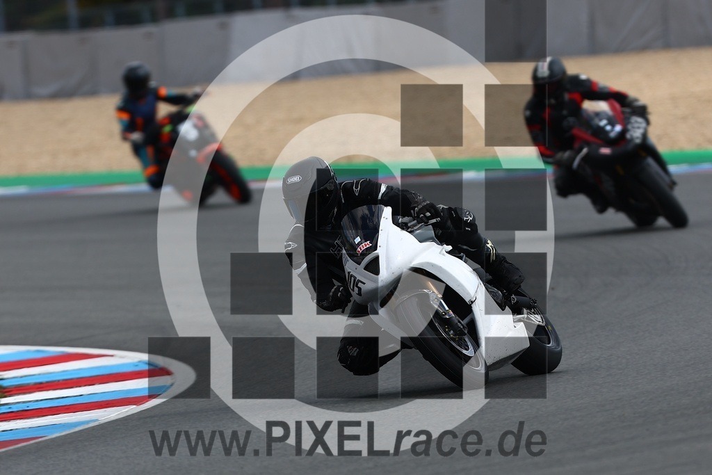 0105-20260829_06240 | Schöne Erinnerungen an spannende Momente - das festzuhalten ist unser Job. PIXELrace.de ist seit 2003 auf den Rennstrecken Europas unterwegs um die Action draußen beim Fahren und die wunderbare Stimmung imm Fahrerlager für euch einzufangen.