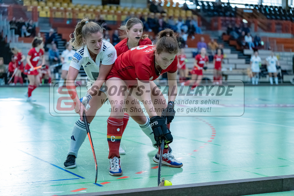 HK_20231217_107697 | 1. Bundesliga Damen Crefelder HC - Düsseldorfer HC  am 17.12.2023 Sporthalle Glockenspitz, Krefeld , Mabel Brands ( Düsseldorfer HC #7 ) , Jule Hufer ( Crefelder HTC #13 ) , Leni Kam ( Crefelder HTC )