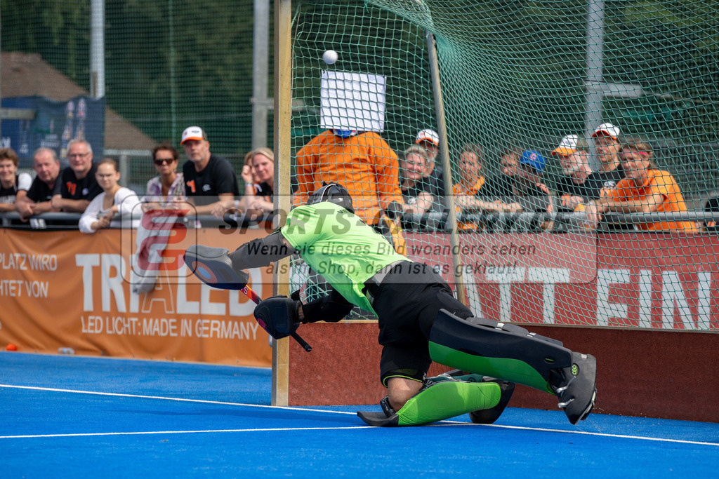 SFE_20240818_0238 | Krefeld, Deutschland, 18.08.2024:  European Cup for Recreational Hockey Players im KTHC Stadion Rot-Weiss Köln Tennis and Hockey Club am 18.08.2024 in Krefeld, Deutschland. (Foto von Stephan Fehrmann)Krefeld, Germany, 18.08.2024: European Cup for Recreational Hockey Players in KTHC Stadion Rot-Weiss Köln Tennis and Hockey Club at 18.08.2024 in Krefeld, Deutschland. (Foto from Stephan Fehrmann)