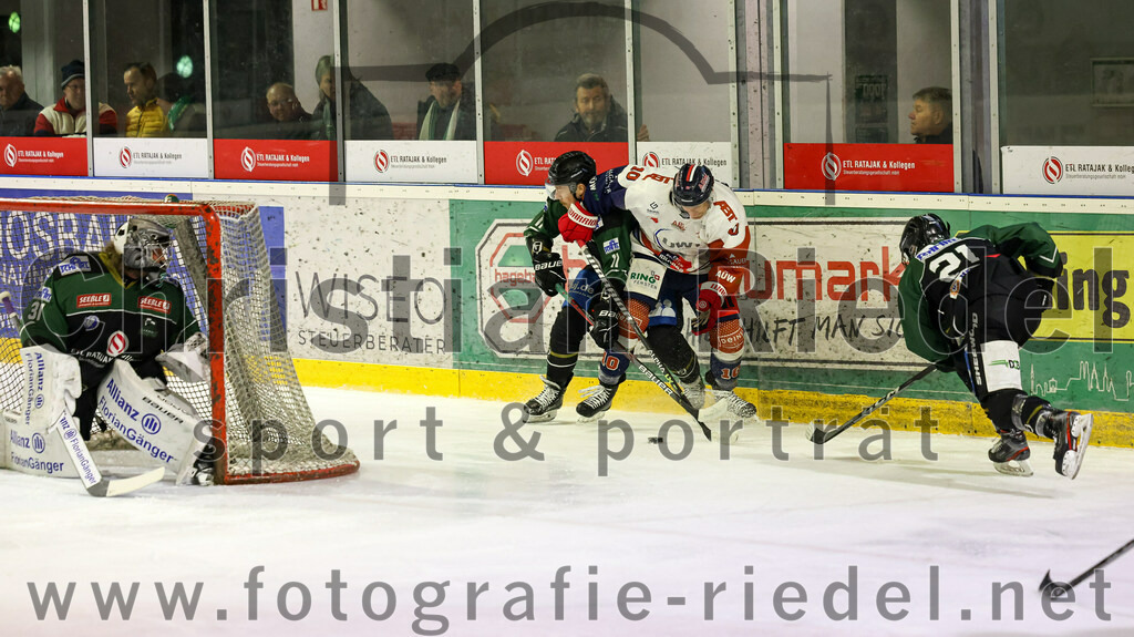 2023-03-07_073_TSV_Erding_gegen_ESC_Kempten | Erding, Deutschland, 07.03.2023:
Eishockey, Bayernliga Playoffs 2022 / 2023, Viertelfinale, TSV Erding gegen ESC Kempten, Endergebnis: 9:3

Torwart Christoph Schedlbauer (Erding Gladiators, #31), Sebastian Busch (Erding Gladiators, #11), Nikolas Oppenberger (ESC Kempten, #10), Erik Modlmayr (Erding Gladiators, #21)

Foto: Christian Riedel / fotografie-riedel.net