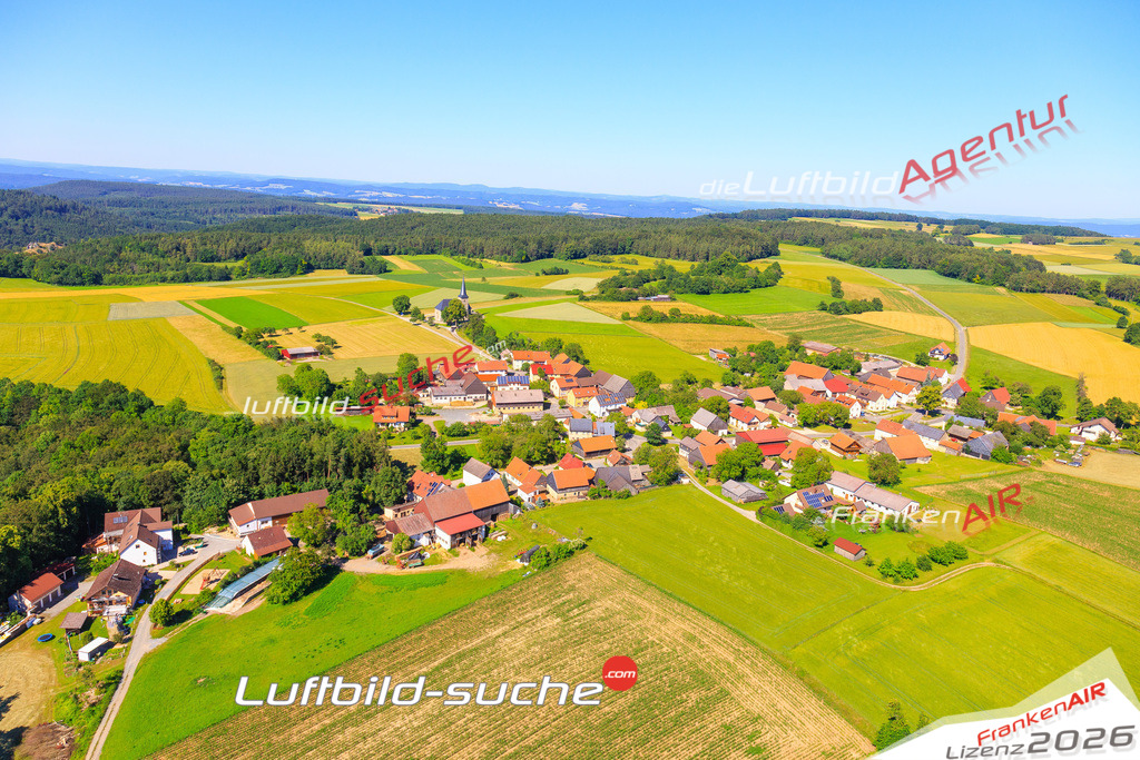 Die Luftaufnahme Neudorf - Weismain wurde vom UL-Flugzeug (keine Drohne) aus fotografiert.Hohe Druck- Auflösung-die Geschenkidee!