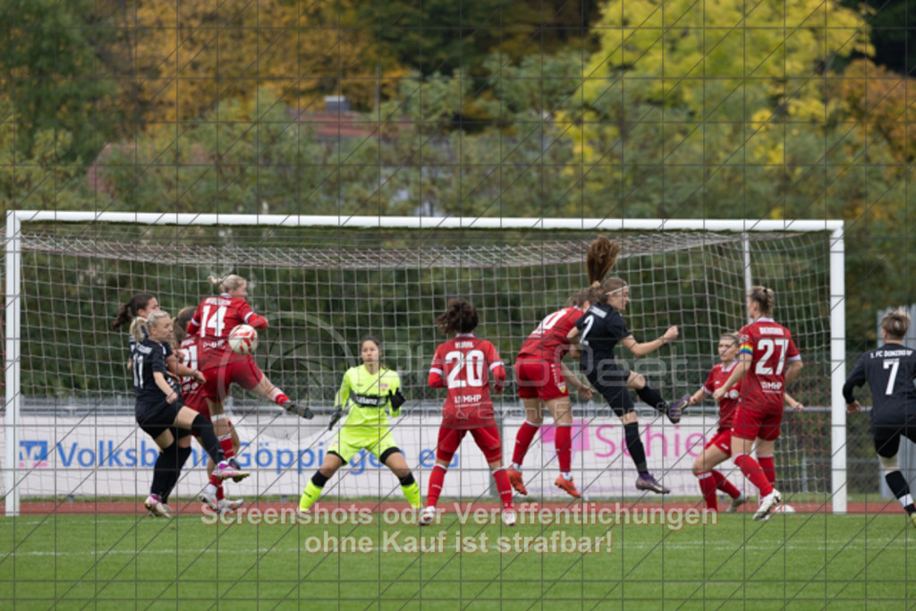 20251012_140905_0775 | #,1.FC Donzdorf (schwarz) vs. VfB Stuttgart II (rot), Fussball, Frauen-Verbandsliga Württemberg, 05. Spieltag, Saison 2025/2026, Rasenplatz Lautertal Stadion, Süßener Straße 16, 73072 Donzdorf, 12.10.2025 - 13:00 Uhr,Foto: PhotoPeet-Sportfotografie/Peter Harich