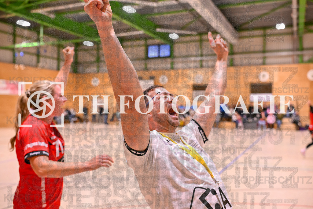 GER, SG Maulburg/Steinen - SV Allensbach 2, Frauen-Handball, Oberliga Suedbaden, 1. Spieltag, Saison 2024/2025, 28.09.2024 | Karsten Haas (SG Maulburg Steinen, Trainer) mit Emotion nach Spielende. Im Hintergrund Sabrina Gruber (SG Maulburg/Steinen, #71)GER, SG Maulburg/Steinen - SV Allensbach 2, Frauen-Handball, Oberliga Suedbaden, 1. Spieltag, Saison 2024/2025, 28.09.2024Foto: TH Fotografie/Thomas Hess