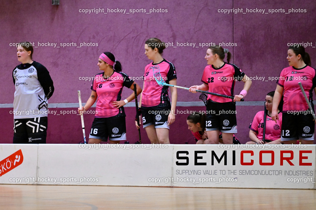 VSV Unihockey Damen vs. Wiener Floorballverein | Spielerbank Wiener Floorballverein, #2 Lisa Weinlich Wiener Floorballverein, #16 Anna Granza Wiener Floorballverein, #25 Elisabeth Ferch Wiener Floorballverein, #22 Valerie Neubauer Wiener Floorballverein, #12 Milena Kasper Wiener Floorballverein, VSV Unihockey Damen vs. Wiener Floorballverein, VSV Unihockey Damen vs. Wiener Floorballverein am 22.11.2025 in Villach (Ballspielhalle Lind), Austria, (Photo by Bernd Stefan)
