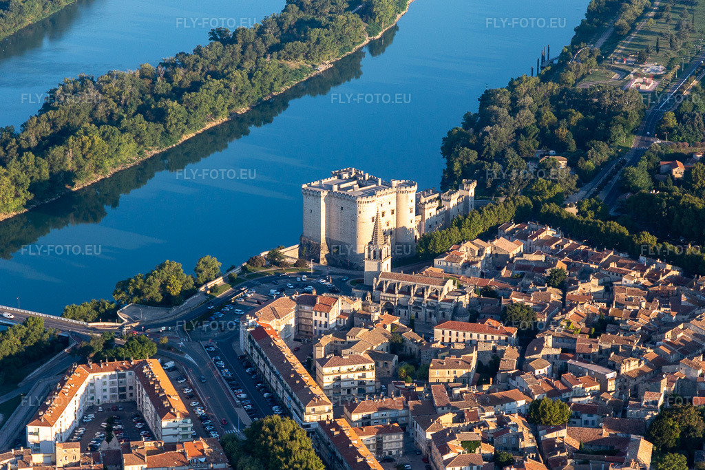 Vue aérienne: Château de Tarascon au-dessus du Rhône à Tarascon dans le département Bouches du Rhône, France. Photo: IMG_129571.jpg prise le 23/09/2021 par Werner Riehm/FLY-FOTO.eu – Résolution de l'original: 5327 x 3551 px