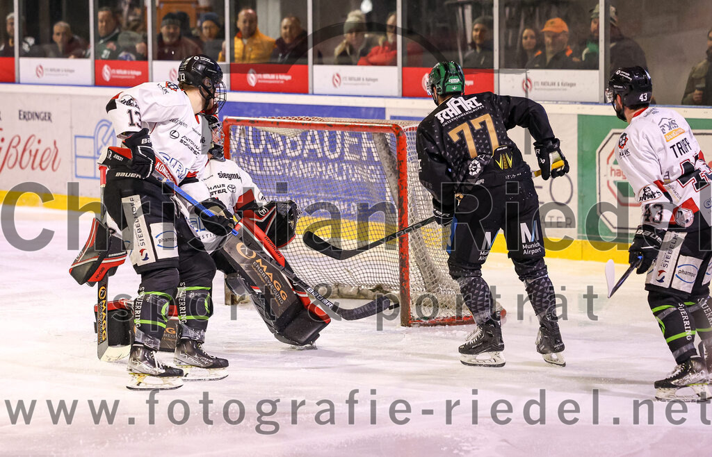 2024-03-08_064_TSV_Erding_gegen_EHC_Koenigsbrunn | Erding, Deutschland, 08.03.2024:
Eishockey, Bayernliga Playoffs 2023 / 2024, 1. Spieltag, TSV Erding gegen EHC Königsbrunn, Endergebnis: 3:0

Luca Szegedin (EHC Königsbrunn, #13), Torwart Stefan Vajs (EHC Königsbrunn, #32), Hayden Trupp (EHC Königsbrunn, #43), Philipp Michl (Erding Gladiators, #77)

Foto: Christian Riedel / fotografie-riedel.net