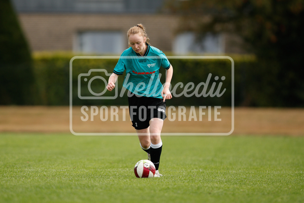 Fußball I Frauen I Westfalenpokal 26-27 I DJK GW Amelsbüren - SSV Rhade  I 18721 | Antonia Heilker (2, SSV Rhade) in Ballbesitz. - Realisiert mit Pictrs.com