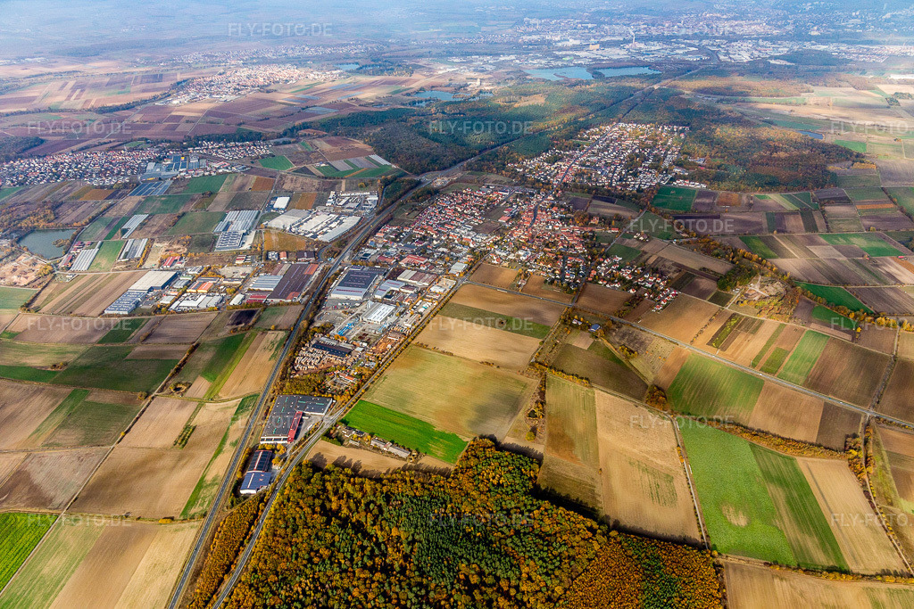 Luftbild: Ortsansicht am Rande von landwirtschaftlichen Feldern und Nutzflächen in Schwebheim im Bundesland Bayern in Deutschland. Foto: IMG_112495.jpg vom 03.11.2018 durch Werner Riehm/FLY-FOTO.de