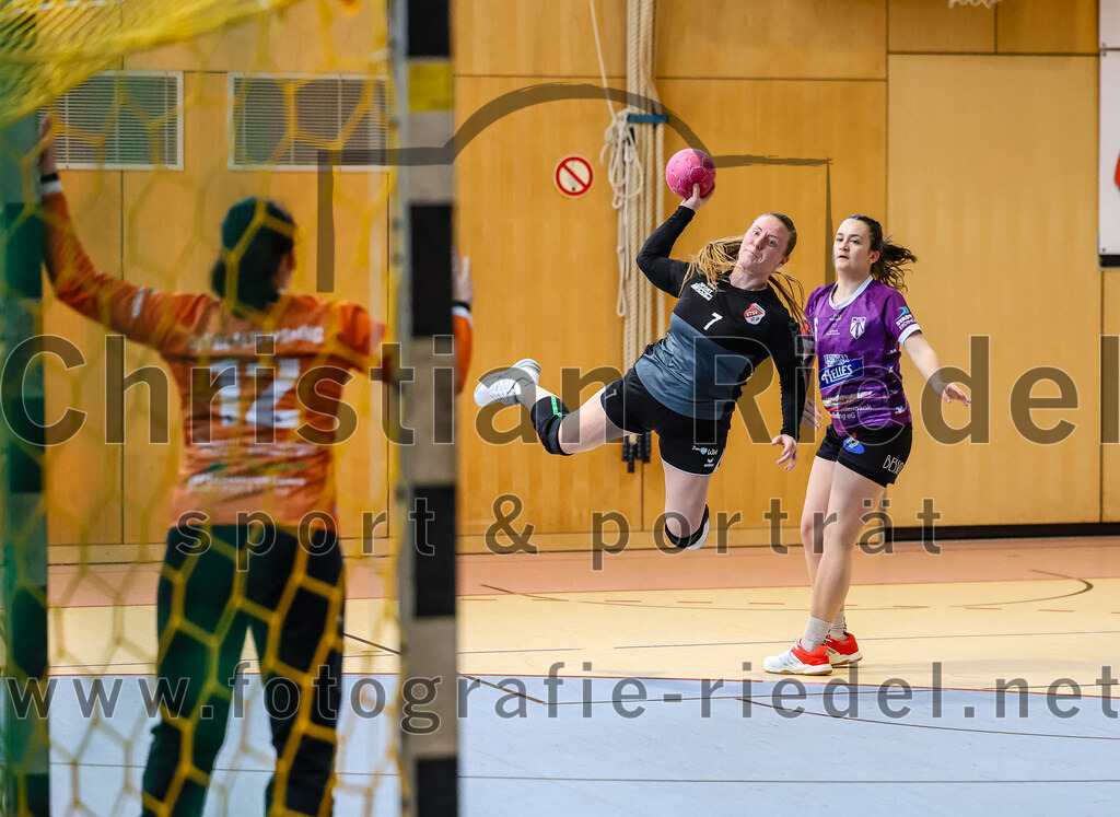 2024-03-23_070_SpVgg_Altenerding_II_gegen_ETSV_09_Landshut | Erding, Deutschland, 23.03.2024:
Handball, Bezirksliga Frauen Altbayern 2023 / 2024, 19. Spieltag, SpVgg Altenerding II gegen ETSV 09 Landshut, Endergebnis: 22:18

Torfrau Anna-Lena Schmitt (SpVgg Altenerding, #12), Nathalie Isaak (ETSV 09 Landshut, #7), Carina Ziegltrum (SpVgg Altenerding, #6)

Foto: Christian Riedel / fotografie-riedel.net