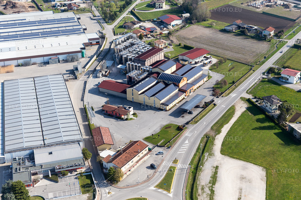 Vue aérienne: Vue de la ville à Rauscedo-Domanins dans le département Frioul-Vénétie Julienne, Italie. Photo: IMG_105762.jpg prise le 08/04/2018 par Werner Riehm/FLY-FOTO.eu – Résolution de l'original: 5472 x 3648 px