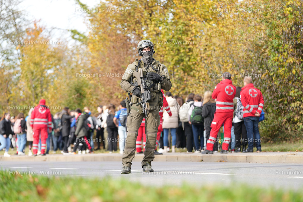 20221111 Amoklauf in Mittelschule Haselstauden | DORNBIRN, OESTERREICH - 11. NOVEMBER: Polizeieinsatz waehrend des Amoklaufs in der Mittelschule Haselstauden in Mittelschule Haselstauden on November 11, 2022 in Dornbirn, Austria.