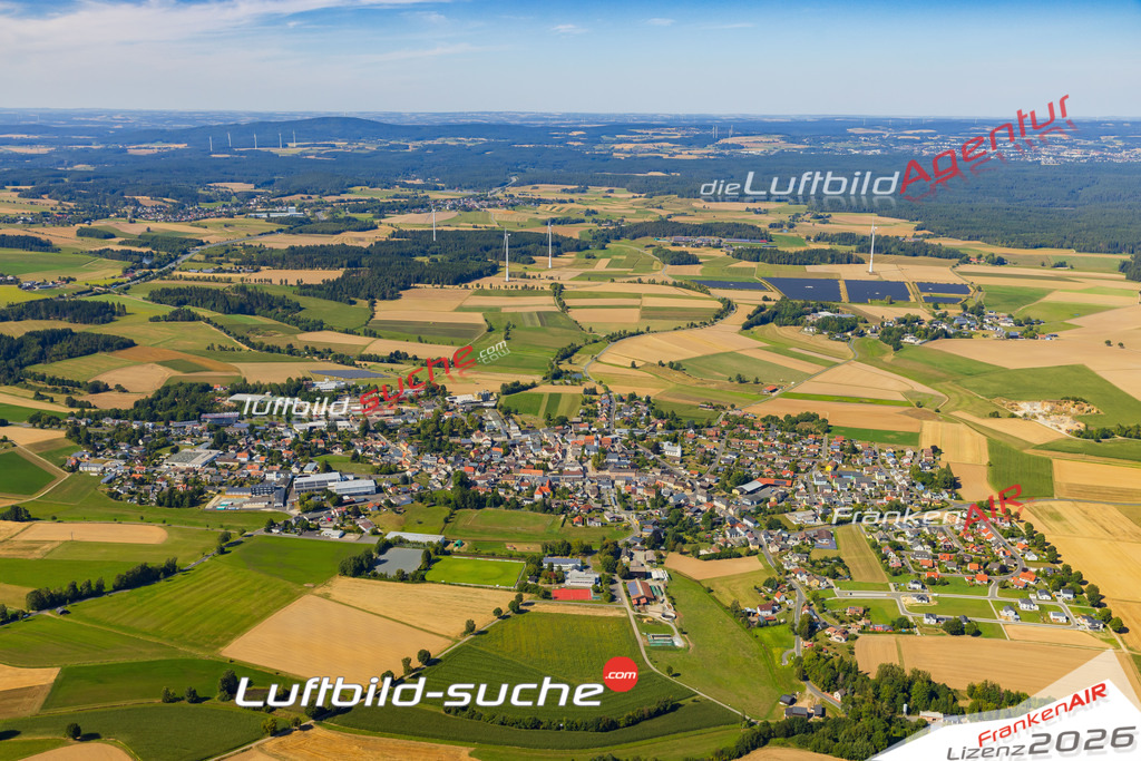 Luftaufnahme der Stadt Thiersheim - Die Luftaufnahme wurde 2025 vom UL-Flugzeug heraus erstellt ( keine Drohne ) - Hochauflösende Luftaufnahme - für professionelle Ausdrucke geeignet. Die Geschenkidee !Mit Lizenz und Bildrechte bestellbar