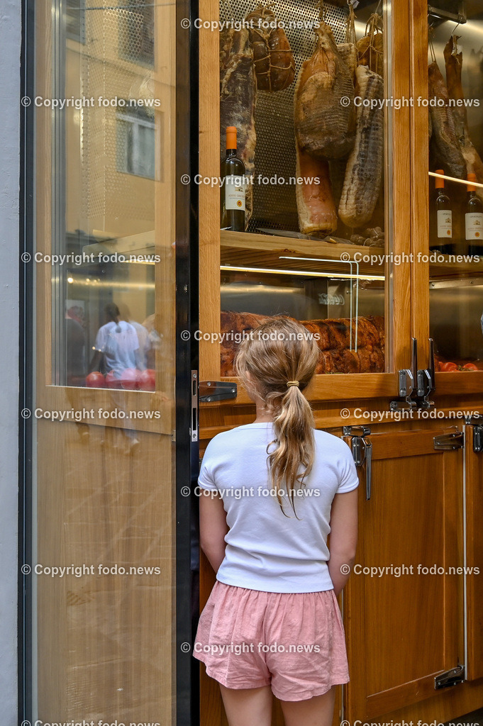 Italien_ Toscana_ Florenz_ 30.05.2024-360 | 30.05.2024, Italien, ITA, Toskana, Florenz im Bild Stadtansichten, Gebäude, Architektur, Touristen, Historisch, Souvenir, Altstadt, Museum, Statuen, Skulpturen, Piazza della Signoria, Statue David, Palazzo Vecchio, Neptunbrunnen, Piazza della Repubblica, Ponte Vecchio, Brücke, Uffizien, Kathedrale Santa Maria del Fiore, Arno, Fluß


Florenz, Firenze, ist eine italienische Großstadt. Nach Einwohnern ist sie die achtgrößte Stadt Italiens. Florenz ist die Hauptstadt sowie größte Stadt der Region Toskana und der Metropolitanstadt Florenz, in der etwa eine Million Menschen leben. Florenz ist für seine Geschichte berühmt. Leonardo da Vinci verbrachte große Teile seiner Jugend in Florenz, Michelangelo fand Unterschlupf in der Kirche der Medici, Galileo Galilei wohnte als Hofmathematiker in den Palästen der Medici. Von 1865 bis 1871 war die Stadt die Hauptstadt des neu gegründeten Königreichs Italien. Das historische Zentrum von Florenz zieht Jahr für Jahr Millionen von Touristen an. Die historische Innenstadt wurde von der UNESCO im Jahre 1982 zum Weltkulturerbe erklärt. 
Quelle: Wikipedia
