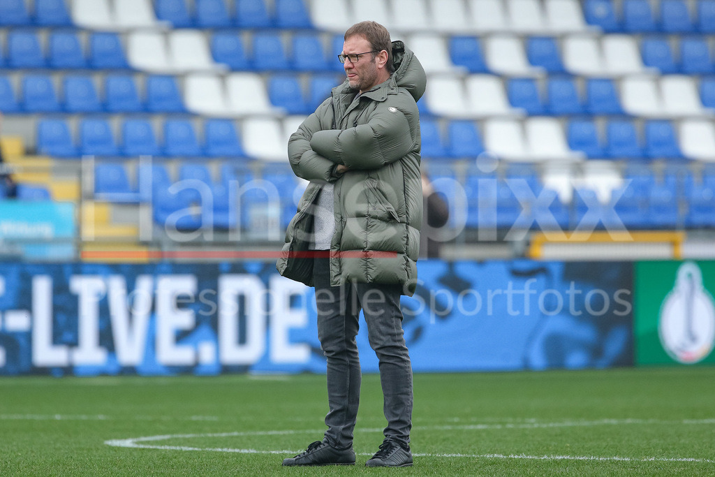 Fussball, Google Pixel Frauen-Bundesliga, TSG 1899 Hoffenheim - SV Werder Bremen | v.li.: Thomas Horsch (Trainer, Cheftrainer, SV Werder Bremen), Freisteller, Einzelbild, Ganzkörper, Aktion, Action, DIE DFB-RICHTLINIEN UNTERSAGEN JEGLICHE NUTZUNG VON FOTOS ALS SEQUENZBILDER UND/ODER VIDEOÄHNLICHE FOTOSTRECKEN. DFB REGULATIONS PROHIBIT ANY USE OF PHOTOGRAPHS AS IMAGE SEQUENCES AND/OR QUASI-VIDEO.
