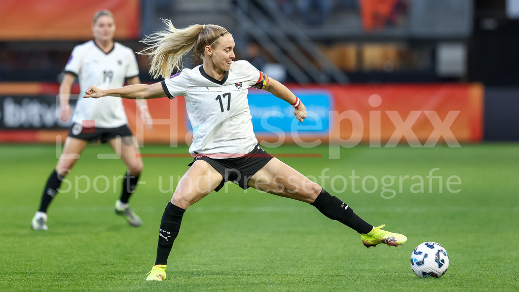 Fussball, UEFA Women s Nations League, Deutschland - Österreich | v.li.: Sarah Puntigam (Österreich, 17) am Ball, Einzelbild, Ganzkörper, Aktion, Action, Spielszene