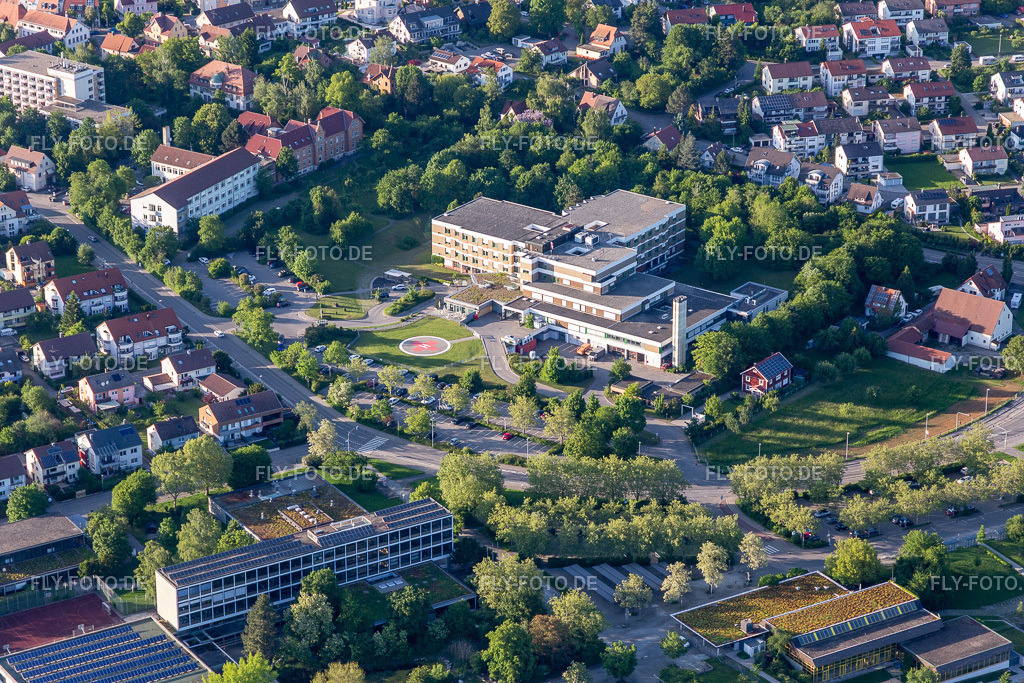 Klinikgelände des Krankenhauses | Luftbild: Klinikgelände des Krankenhauses in Herrenberg im Bundesland Baden-Württemberg in Deutschland. Foto: IMG_114817.jpg vom 31.05.2019 durch Werner Riehm/FLY-FOTO.de - Realisiert mit Pictrs.com