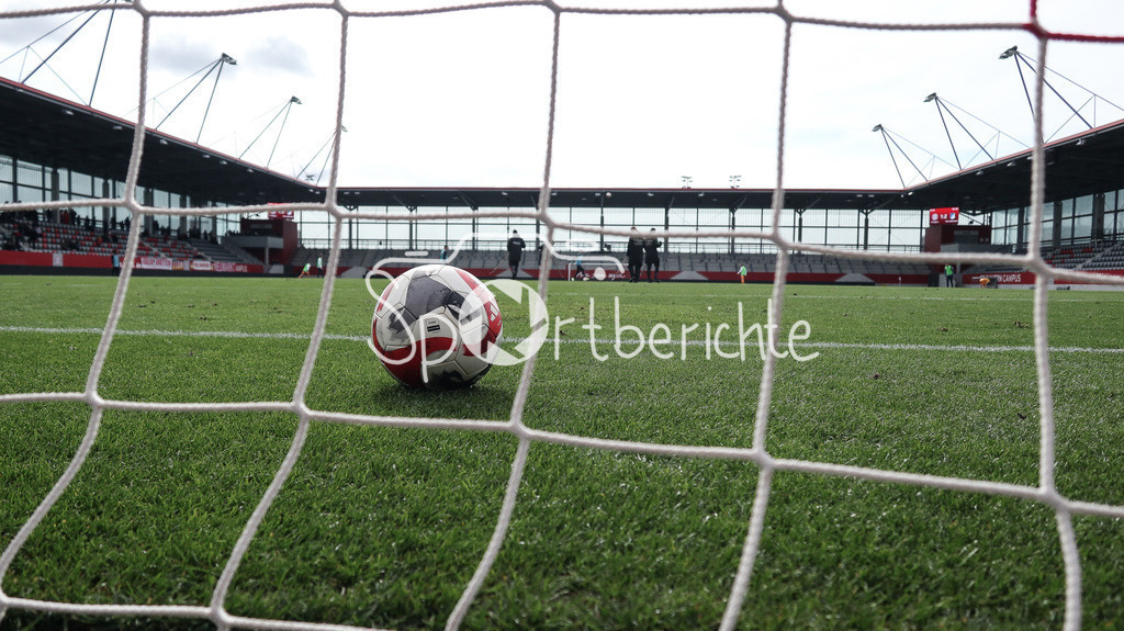 FC Bayern München U19 - TSG 1899 Hoffenheim U19 | Die Spielstaette des FC Bayern Campus erstrahlt in der Fruehlingssonne / Stadion / Stadionfoto / Symbolbild / Stadionbild / Ball / Sonne / Fussballplatz / Fussballstadion