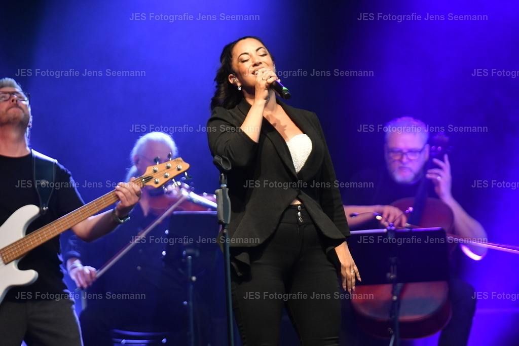 2026_Deborah Lee und the news_One Moment time Whitney Houston__0152 | Fotograf Jens Seemann - Realisiert mit Pictrs.com