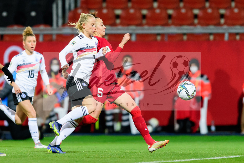 GERTUR20211126_156 | Fussball, Frauen: Lea Schueller (Germany) und Dilan Yesim Taskin (Turkey) im Zweikampf bei dem Spiel der WM-Qualifikation zwischen Deutschland und Tuerkei im Eintracht-Stadion am 26.11.2021 in Braunschweig, Deutschland. - Realisiert mit Pictrs.com