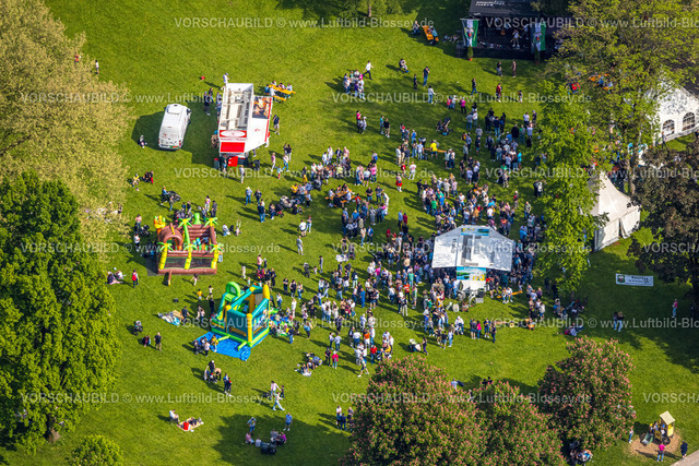 BadLippspringe240506098LippeQuelle | Luftbild, Vatertagsfest im Arminiuspark am Kongresshaus, Besucher auf der Wiese, Hüpfburg und Getränkestände, Bad Lippspringe, Ostwestfalen, Nordrhein-Westfalen, Deutschland