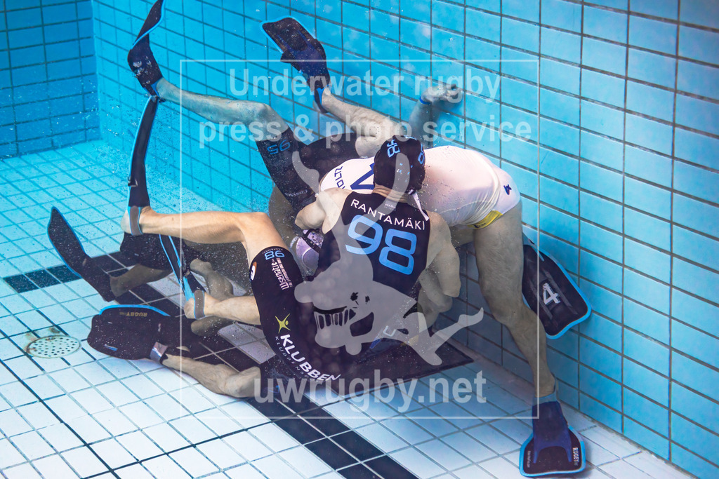 24. - 26.11.2023: Unterwasser-Rugby Champions Cup 2023  | Spielstart im Vorrunden-Spiel HäSu (Finnland) in blau gegen SDK Malmö Triton  (Schweden) in weiß. - Realisiert mit Pictrs.com