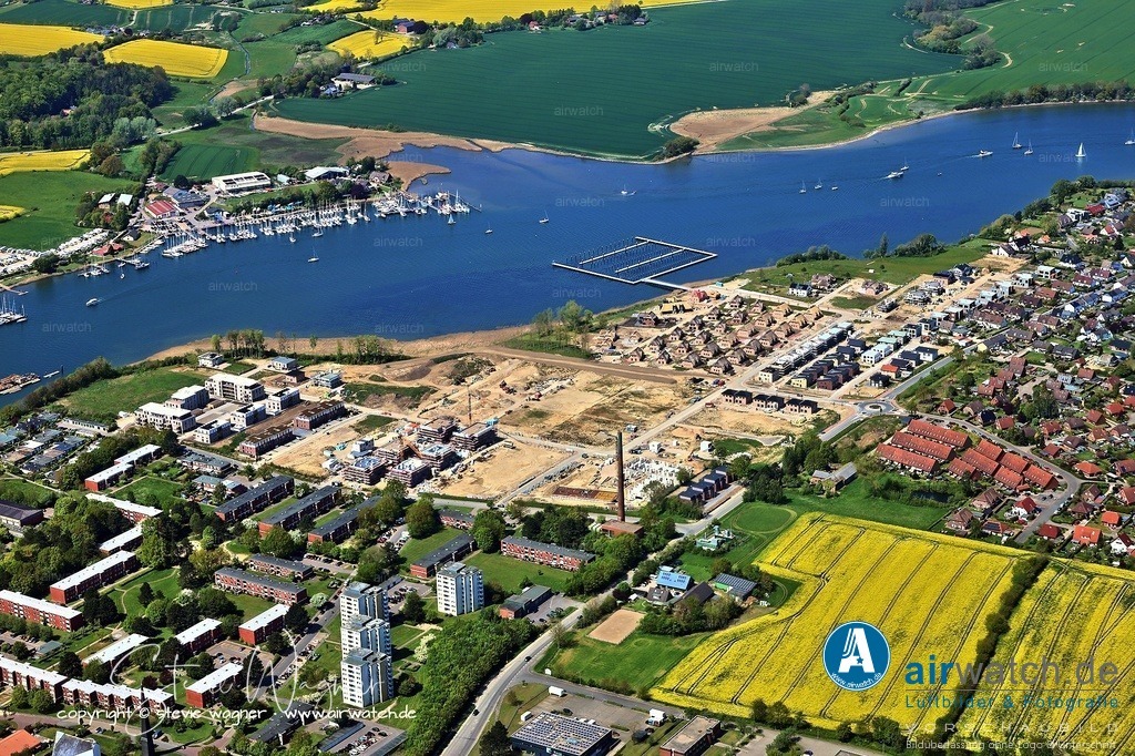 Luftbild Kappeln an der Schlei - Ellenberg war historisch durch eine Fährverbindung über die Schlei bedeutend.  | Ellenberg war historisch durch eine Fährverbindung über die Schlei bedeutend. Während des Zweiten Weltkriegs entstand hier ein Reichsarbeitsdienst- und später ein Marinetruppenlager. Nach dem Krieg wurden die Baracken abgerissen, und ab den 1950er Jahren entstand die moderne Siedlung Ellenberg mit Eigenheimen, Doppelhäusern und Wohnblocks