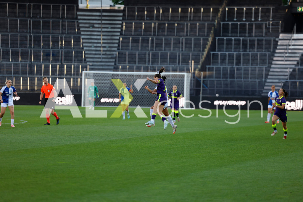 GC Zürich vs FC Zürich - AXA Women’s Super League Playoffs - Stadion Letzigrund | RAHEL HINDER and KAYLA MCKENNA of Grasshopper Club Zürich at duel header during the match of FC Zürich during the AXA Women’s Super League Playoffs quarter-final second leg between GC Zürich and FC Zürich at Stadion Letzigrund, Zurich, Switzerland. - Realisiert mit Pictrs.com