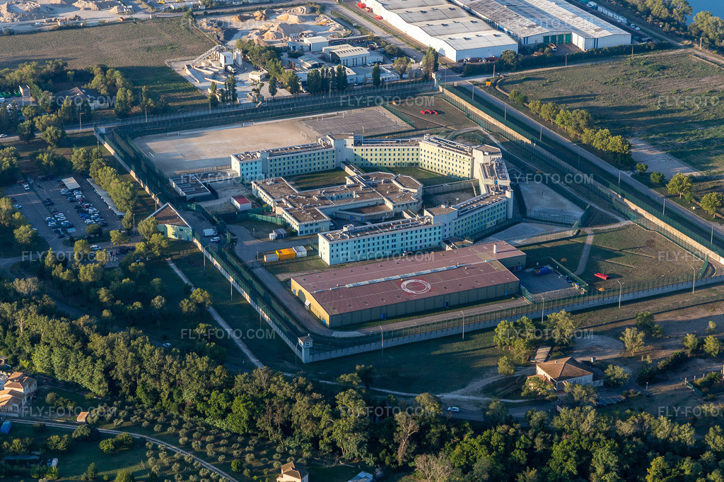 Aerial view: Prison grounds and security perimeter of the correctional facility Tarascon. Released for editorial use only. in Tarascon in the state Bouches du Rhone, France. – Photo: IMG_129570.jpg taken on 09/23/2021 by Werner Riehm/FLY-FOTO.com – Resolution of the original: 5271 x 3514 px