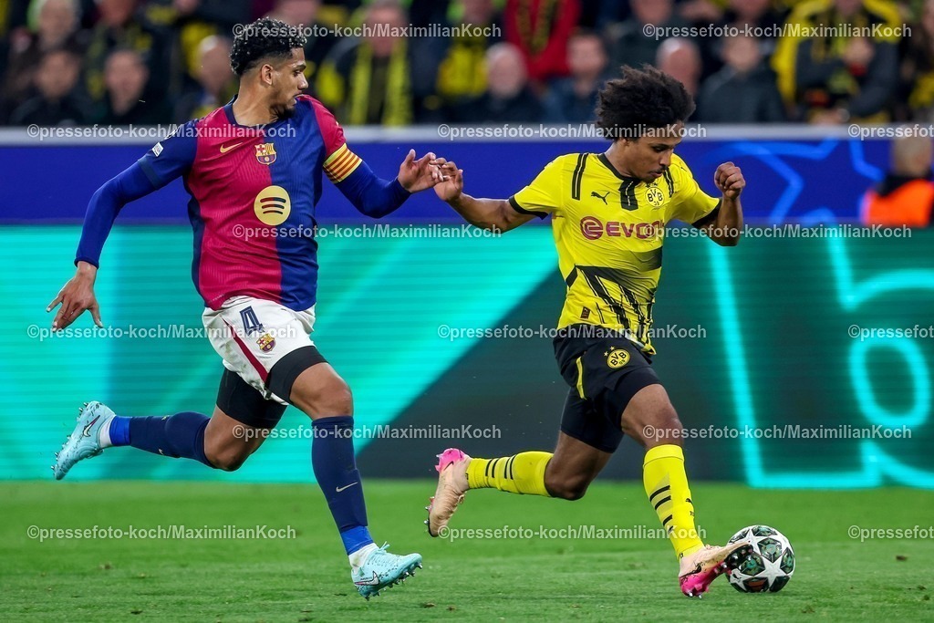UCL1504251066 | 15.04.2025, Fußball, UEFA Champions League, Borussia Dortmund - FC Barcelona, BVB Stadion, Viertelfinale, Saison 2024 2025: Ronald Araujo (FC Barcelona #04) im Zweikampf gegen Karim Adeyemi (BVB #27) Regulations prohibit any use of photographs as image sequences and or quasi-video.