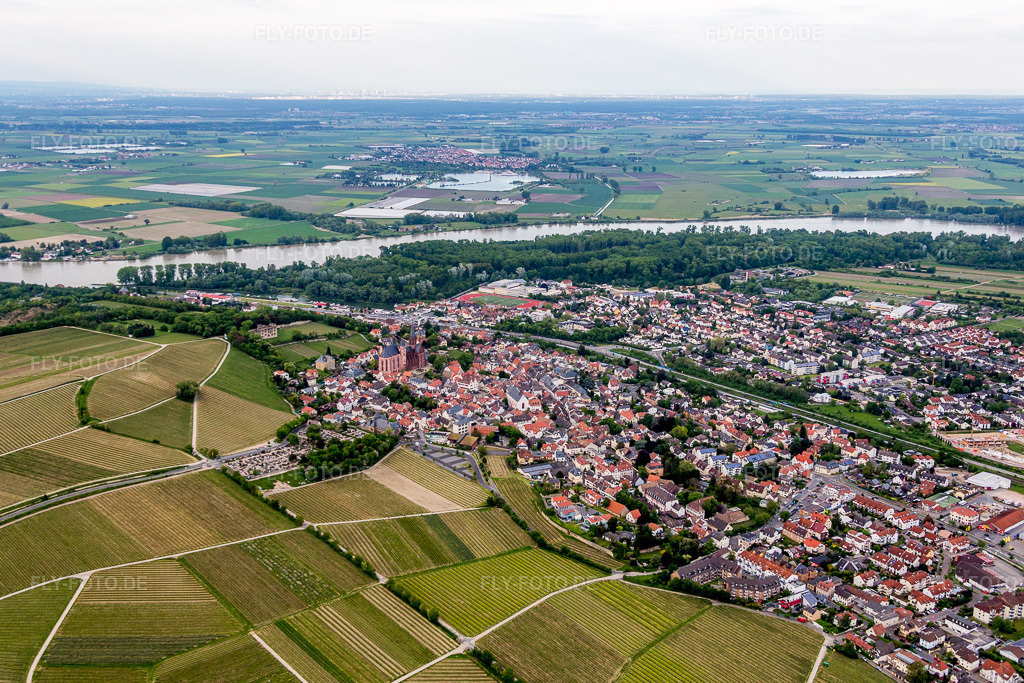 Luftbild: Ortschaft mit Katharinenkirche und Burg Landskron an den Fluss- Uferbereichen des Rhein in Oppenheim im Bundesland Rheinland-Pfalz in Deutschland. Foto: IMG_088488.jpg vom 17.05.2016 durch Werner Riehm/FLY-FOTO.de
