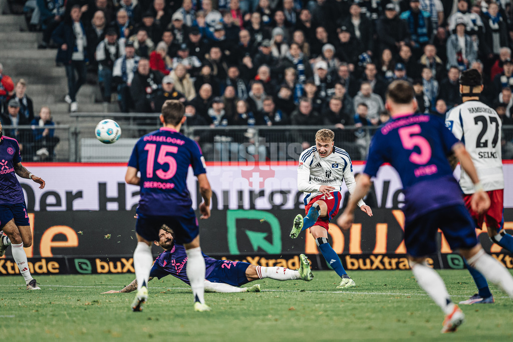 Fußball | Männer | Saison 2024/2025 | 2. Fußball-Bundesliga | 25. Spieltag | Hamburger SV vs. Fortuna Düsseldorf | 08.03.2025 | Torschuss von Adam Karabec (#17, HSV)