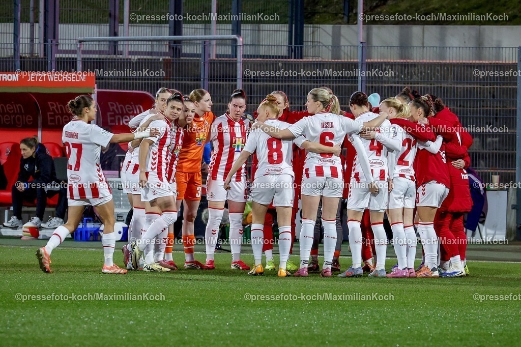 xSSCx09022601028 | 09.02.2026, xsscx, Frauen Fussball, 1. FC Koeln - SGS Essen, 1. Fussball Bundesliga, 17. Spieltag, Franz-Kremer-Stadion, Saison 2025 2026: Die Mannschaft des 1. FC Köln motiviert sich vor dem Spiel DFB regulations prohibit any use of photographs as image sequences and or quasi-video. Photo: xSandraxScherningxPressefotoKochx
