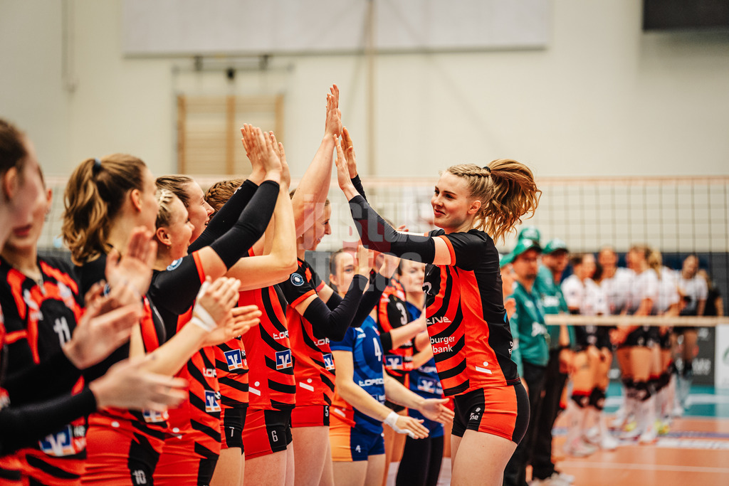 Volleyball | Frauen | Saison 2025/2026 | Volleyball Bundesliga | ETV Hamburger Volksbank Volleys vs. Dresdner SC | 15.11.2025 | Alexa Sophie Thaden (#15, ETV Hamburger Volksbank Volleys) klatscht mit dem Team ab
