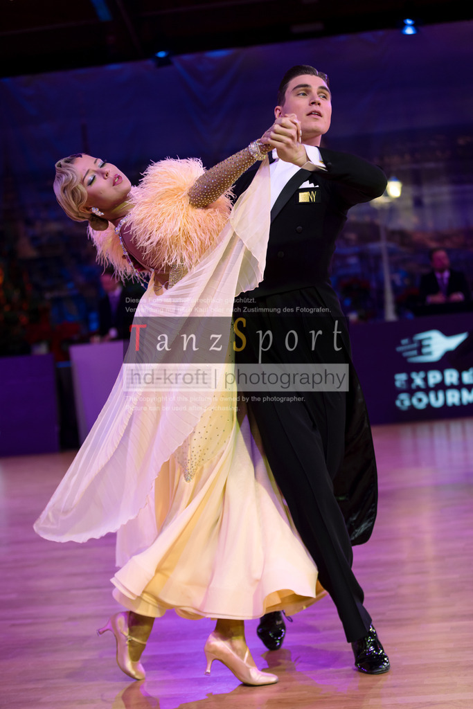 20241215_WDSF_Int_Open_Std-Riga-8642 | Tanzsportbilder, Standardtanz, Lateintanz, WDSF, DTV, LTVB, dancecomp, goc, hessen tanzt, blaues band der spree, walzer, tango, wiener walzer, slowfox, quickstepp, samba, rumba, cha-cha-cha, paso doble. jive, hd-kroft photography, turniertanzsport