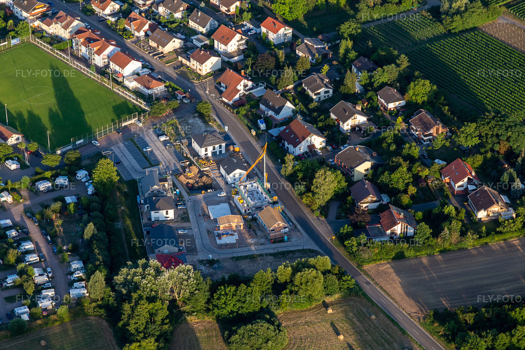 Luftbild: Klingener Straße im Ortsteil Ingenheim in Billigheim-Ingenheim im Bundesland Rheinland-Pfalz in Deutschland. Foto: IMG_133697.jpg vom 18.07.2022 durch Werner Riehm/FLY-FOTO.deBilligheim-Ingenheim
