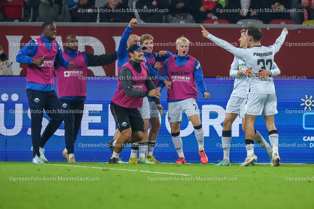 Due09112401052 | 09.11.2024, Fußball, Fortuna Düsseldorf - SC Paderborn 07, 2. Bundesliga, Merkur Spiel-Arena, Saison 2024 2025: Torjubel nach dem 1:0 für Paderborn nach EIgentor von Torwart Florian Kastenmeier (Fortuna Düsseldorf #33)DFB regulations prohibit any use of photographs as image sequences and or quasi-video.