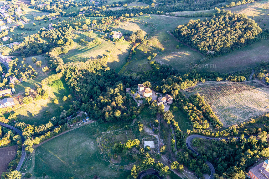 Vue aérienne: Castello della Torricella à Scandiano dans le département Reggio Emilia, Italie – .Photo: IMG_134689.jpg prise le 19/09/2022 par Werner Riehm/FLY-FOTO.eu – Résolution de l'original: 5074 x 3383 px – Turismo Reggiano - Portale turistico del comune di Reggio Emilia