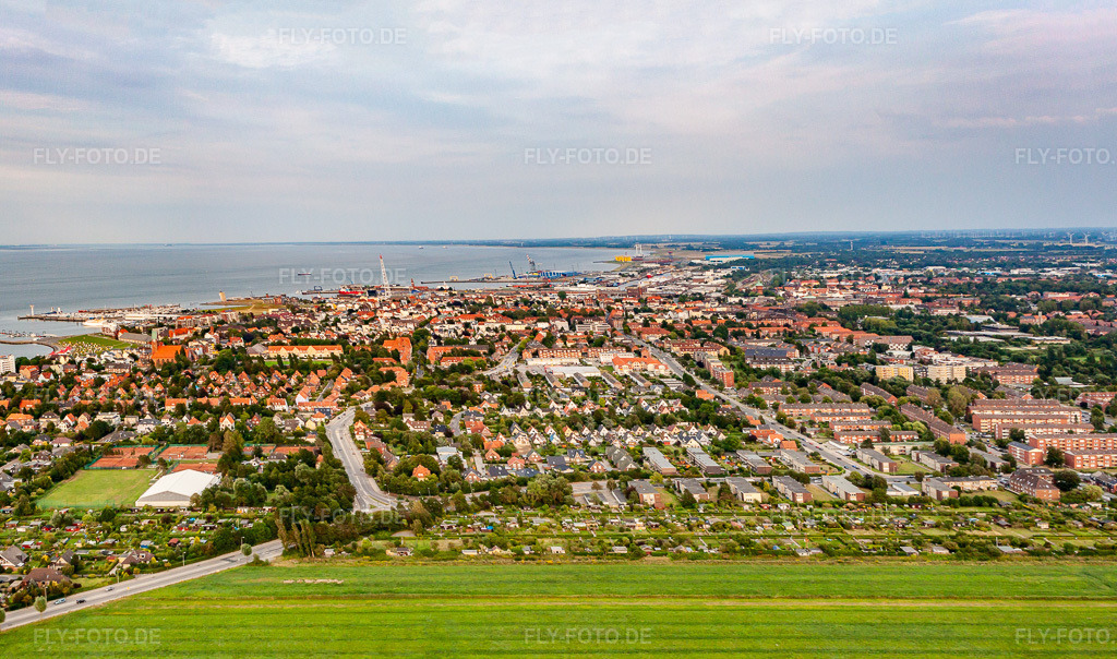 Luftbild: Feldweg und Haydnstr im Ortsteil Döse in Cuxhaven im Bundesland Niedersachsen in Deutschland. Foto: IMG_70504-Pano.jpg vom 06.08.2014 durch Werner Riehm/FLY-FOTO.deAuflösung des Originals: 5622 x 3317 px