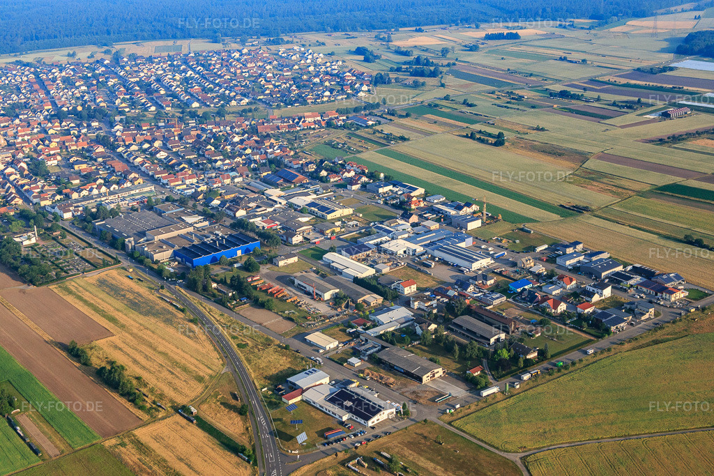Luftbild: Industriegebiet Industriestraße mit LINHARDT Hambrücken GmbH in Hambrücken im Bundesland Baden-Württemberg in Deutschland. – Foto: IMG_080490.jpg vom 12.06.2015 durch Werner Riehm/FLY-FOTO.de – Auflösung des Originals: 5472 x 3648 px – LINHARDT