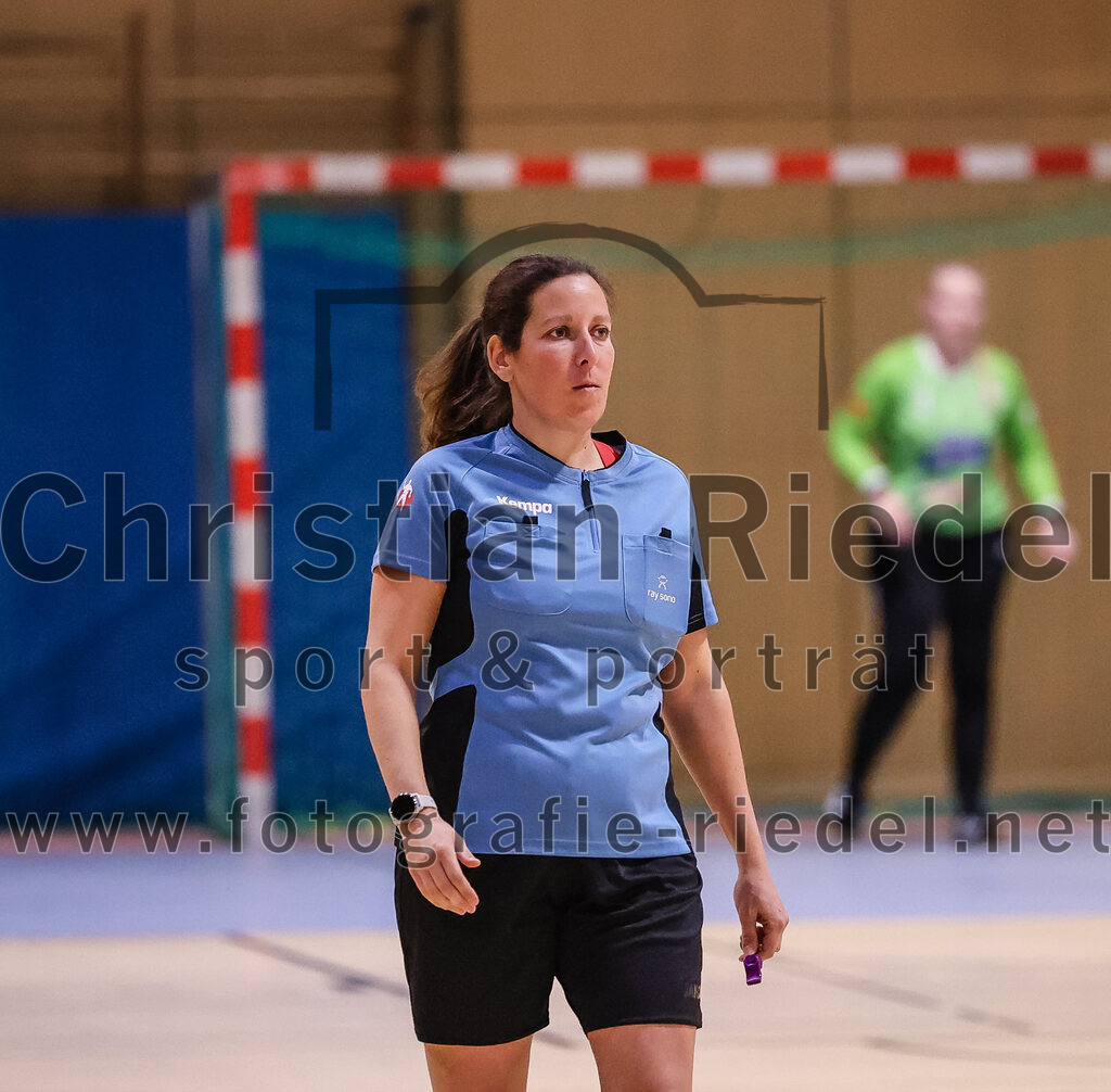 2025-01-11_018_SpVgg_Altenerding_gegen_HF_Scheyern | Erding, Deutschland, 11.01.2025:Handball, Bezirksoberliga Frauen Altbayern 2024 / 2024, 10. Spieltag, SpVgg Altenerding gegen HF Scheyern, Endergebnis: 20:23Schiedsrichterin Stephanie Geil-WoppererFoto: Christian Riedel / fotografie-riedel.net