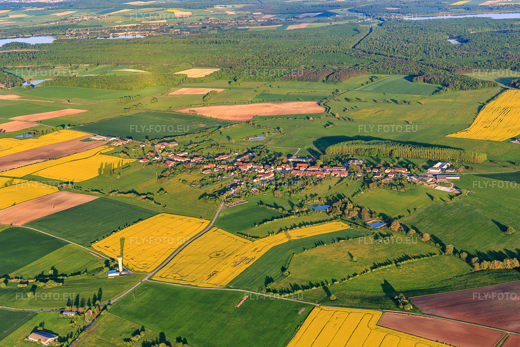 Vue aérienne: Vue du village depuis le nord-ouest à Languimberg dans le département Moselle, France. Photo: IMG_146174.jpg prise le 01/05/2025 par Werner Riehm/FLY-FOTO.euRésolution de l'original: 5001 x 3334 px
