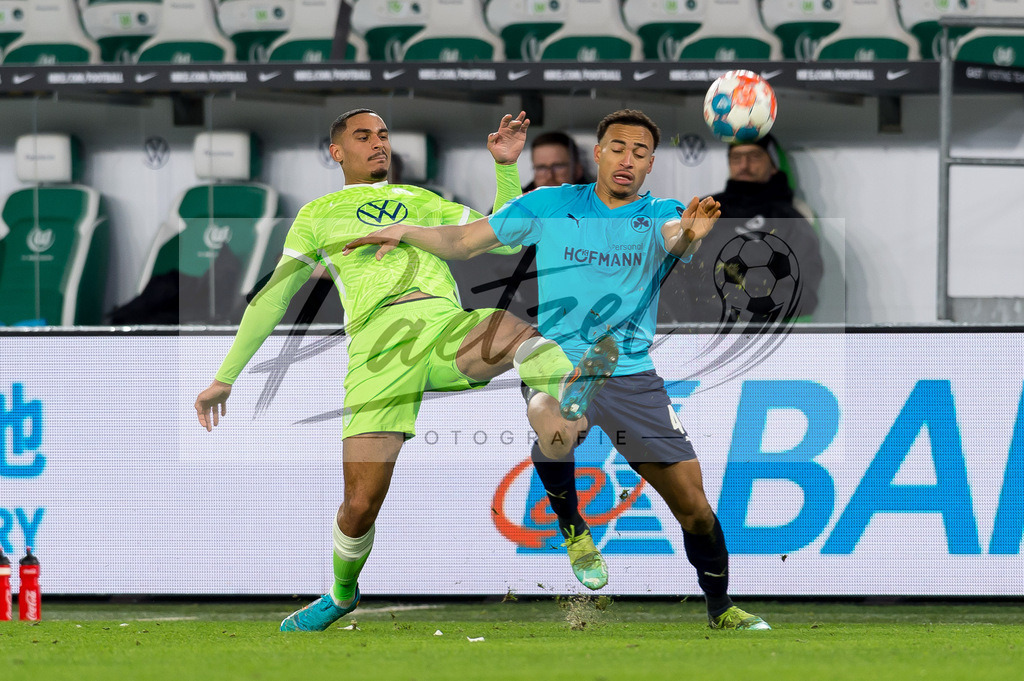 WOBFUE20220206_057 | Fussball, Herren: Maxence Lacroix (VfL Wolfsburg) und Jamie Leweling (SpVgg Greuther Fuerth) im Zweikampf bei dem Spiel der 1. Bundesliga zwischen VfL Wolfsburg und SpVgg Greuther Fuerth in der Volkswagen Arena am 06.02.2022 in Wolfsburg, Deutschland.DFB / DFL REGULATIONS PROHIBIT ANY USE OF PHOTOGRAPHS AS IMAGE SEQUENCES AND/OR QUASI-VIDEO. - Realisiert mit Pictrs.com