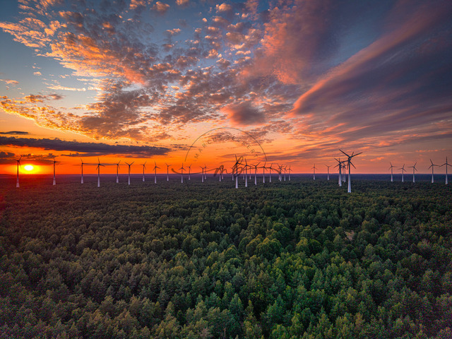 2026-07-10_21-24-05_000 | Windräder in einer bewaldeten Landschaft bei Sonnenuntergang mit dramatischem Himmel, Teltow-Fläming, Brandenburg, Deutschland - Realisiert mit Pictrs.com