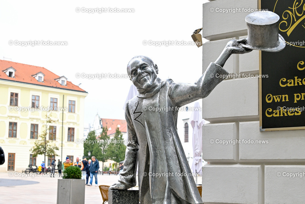 Slowakei_ Bratislavsky kraj_ Bratislava_ 08.10.2024-57 | 08.10.2024, Slowakei, SVK, Bratislavsky kraj, Bratislava, im Bild Bratislava, Stadtansichten, Gebauede, Sehenswurdigkeiten, Tourismus, Touristen, Cafe, Denkmal, Strasse, Donau, Bruecke, Schiff, Burg, Hrad, Ufo, Restaurant, Souvenier, Menschen, Bahnhof, Zug, Hauptstadt