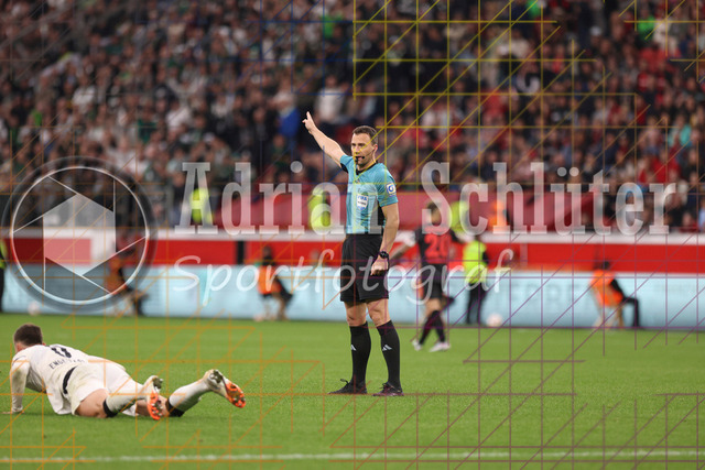 Bayer 04 Leverkusen vs Borussia Mönchengladbach - Bundesliga  | Leverkusen, Deutschland, 21.09.25:   Schiedsrichter Felix Zwayer gestikuliert, Gestik waehrend des Spiels der Bundesliga zwischen  Bayer 04 Leverkusen vs Borussia Mönchengladbach in der BayArena(Foto von Brauer-Fotoagentur / Adrian Schlueter)