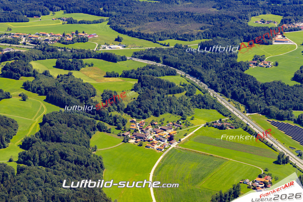 Aktuelles Luftbild von Oberhasling Irschenberg - Die Luftaufnahme wurde 2022 mittels UL-Flugzeug erstellt ( keine Drohne ) - hochauflösende Kamera-Systeme von  Canon -Beste Qualität - Für grossformatige Ausdrucke geeignet. Die Geschenkidee !