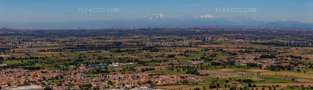Aerial view: Panorama in Trescore Cremasco in the state Cremona, Italy. – Photo: IMG_134425-Pano.jpg taken on 09/18/2022 by Werner Riehm/FLY-FOTO.com – Resolution of the original: 9605 x 2763 px