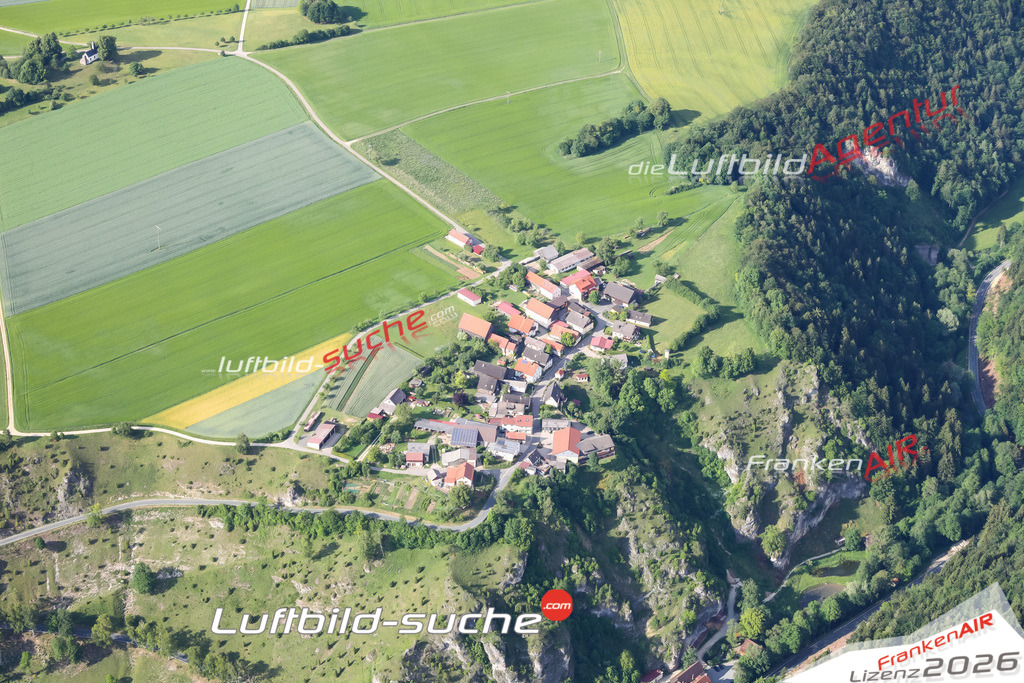 Die Luftaufnahme Wallersberg - Weismain wurde vom UL-Flugzeug (keine Drohne) aus fotografiert.Hohe Druck- Auflösung-die Geschenkidee!